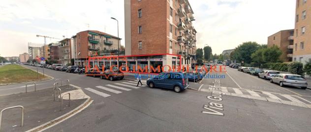 MILANO, ZONA SAN SIRO - NEGOZIO 10 LUCI ANGOLARE