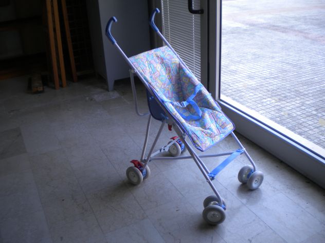 Passeggino Bebè Confort con chiusura ad ombrello.