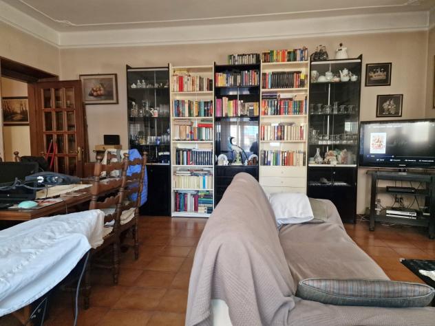 Marina di Massa, centro e a 200 m dal mare, appartamento al primo piano composto da ingresso, sala, cucina, disimpegno, due camere matrimoniali, bagno - Foto 6