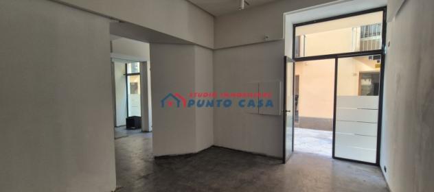 CENTRO STORICO – Via delle Arti, locale commerciale mq 80 ca, open space, tre vetrine su strada. Perfette condizioni, ottima posizione. Euro 1.100,00 - Foto 9