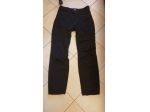 pantaloni jeans da moto impermeabili e tecnici neri come dettagli in foto