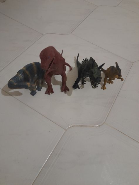 Otto dinosauri e due insetti di plastica rigida, in varie dimensioni differenti. - Foto 3