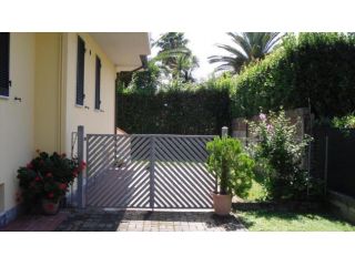 Villetta bifamiliare in affitto a Marina di Massa - Massa 90 mq Rif: 1399336