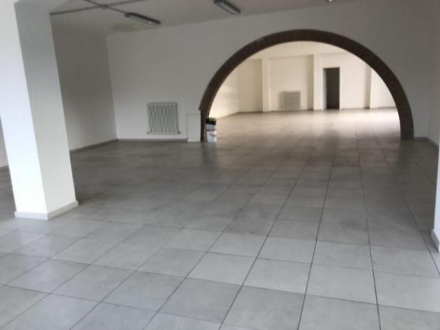 Immobile di 200 m² con 2 locali in affitto a Cavezzo