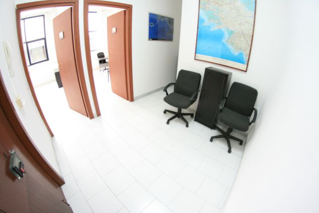 Locale arredato e attrezzato in complesso custodito con posti auto - Foto 2