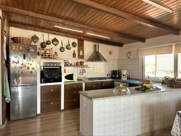 Marina di Massa, in pieno centro e a pochi passi dal mare: attico al 4° piano con ascensore, composto da ingresso, sala, ampia cucina, disimpegno, 3 c - Foto 8