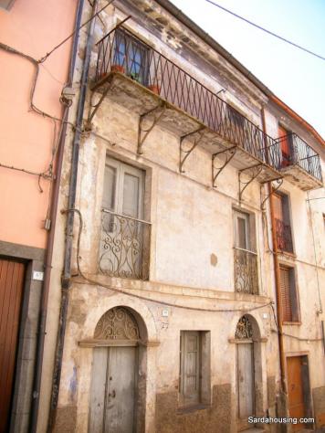 Nel centro storico di Santu Lussurgiu, antico borgo della Sardegna centro-occidentale, vi proponiamo una particolare casa storica ristrutturata in par - Foto 3
