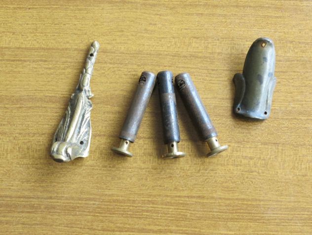 DUE GAMBE O PROTEGGI GAMBE E TRE PIEDINI PER MOBILI VARI -