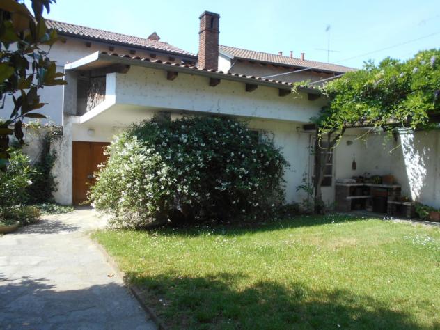 Indipendente su 2 piani: piano terra con ingresso con vano con comoda scala di collegamento, ampia cucina abitabile, sala, camera con bagno, altra cam - Foto 5
