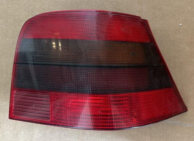 FANALE POST. DX (versione con indicatore di direzione brunito) 999-U1293807 Parti elettriche  Fanaleria  Fanali  Fanale post. dx. VOLKSWAGEN - GOLF 4