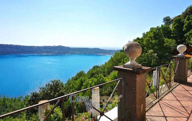 Splendida villa con vista sul lago