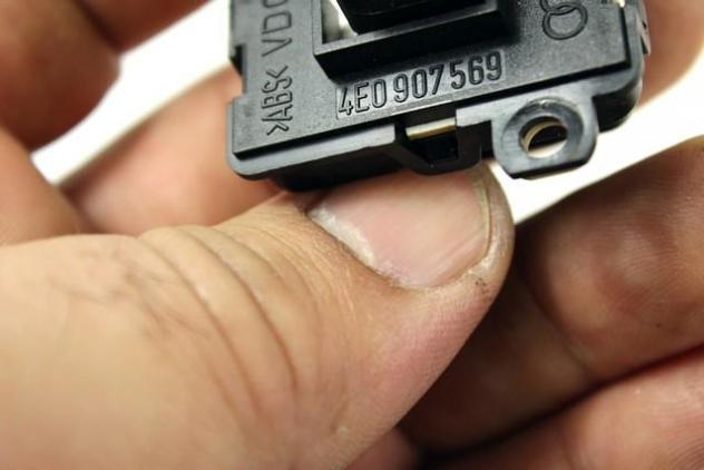 4E0907569 COMANDO INTERRUTTORE CHECK E RESET TRIP QUADRO STRUMENTI CONTACHILOMETRI AUDI A8 4E 4.2 FSI QUATTRO 246KW 4P B AUT (2004) RICAMBIO USATO - Foto 2