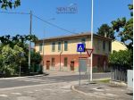 IMMOBILE CON TRE UNITA' ABITATIVE, CORTE E GARAGE DOPPIO