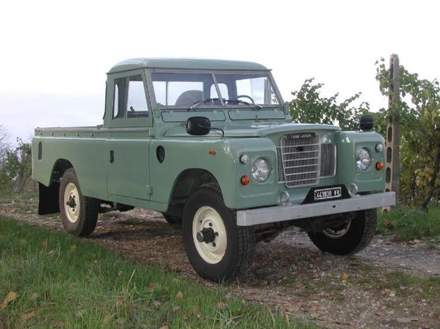 Land Rover series III 109