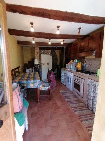 In una frazione del comune di Castell'Azzara, più precisamente a Selvena, dove sono presenti i servizi di prima necessità; , vendiamo appartamento su - Foto 8