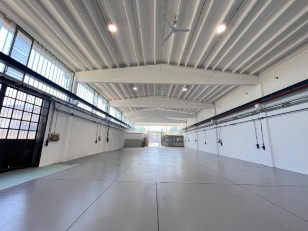 Immobile di 750 m² con 2 locali in affitto a Flero