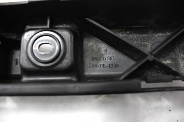 1P0807863 SUPPORTO CENTRALE PARAURTI POSTERIORE SEAT LEON 1.9 D 77KW 5M 5P (2008) RICAMBIO USATO 1P0807864 - Foto 2