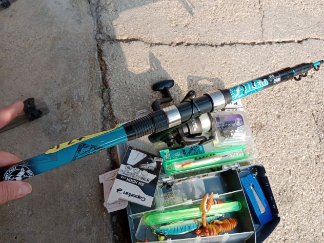 Lotto di 4 canne da pesca Decathlon per acqua dolce, modello 240, con relativi a - Foto 4