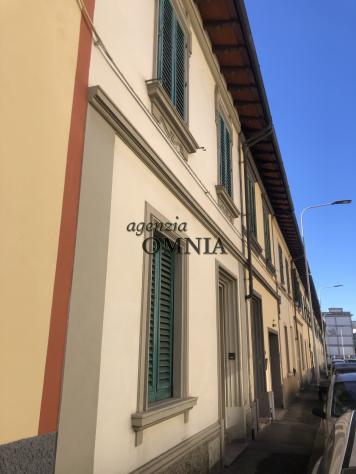 Immobile terratetto, da ristrutturare, disposto su due piani principali, oltre cantina e soffitta, con un gradevole giardino interno ed alcune pertine - Foto 2