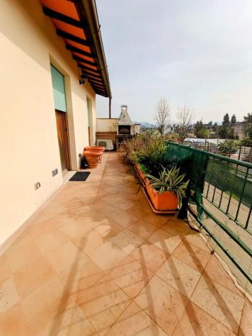 Campo di Marte vendiamo in esclusiva attico panoramico di mq.139 composto da ingresso, cucina attrezzata, soggiorno, studio, due camere, bagno, ripost