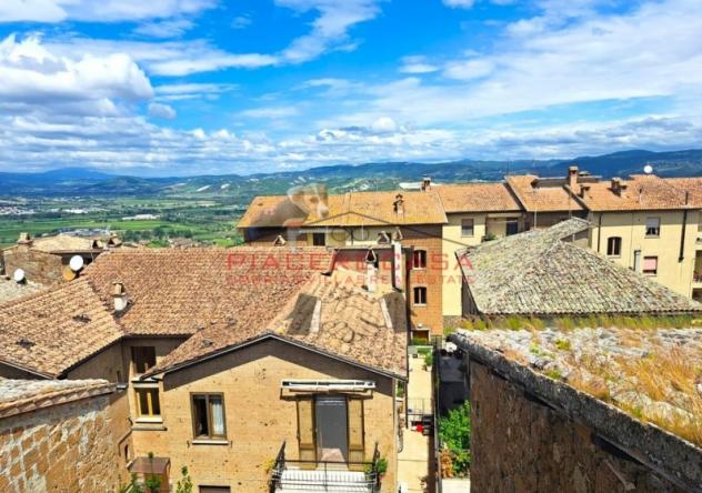 Orvieto centro - Appartamento di ampia metratura al secondo piano in vendita sulla rupe di Orvieto.