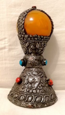 ANTICO SIGILLO IN ARGENTO, BACHELITE, PIETRE E MADREPORA, NEPAL, XX SECOLO.