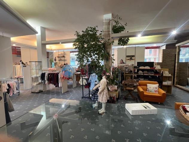MONTEGROTTO: negozio centrale con 6 vetrine, magazzino e garage - Foto 2