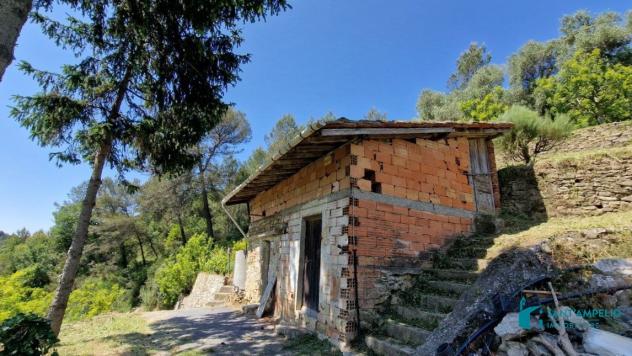 Soldano - ZONA COLLINARE VENDESI RUSTICO CON GIARDINO CONDOMINIALE