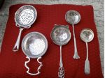 Colini da the antichi in argento massiccio. Collezione di n. 5 pezzi
