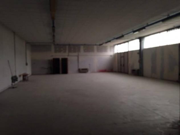Immobile di 430 m² con 1 locale in affitto a Novi di Modena