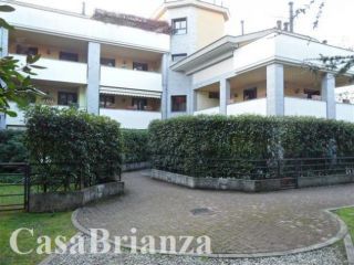 Biassono ampio bilocale con giardino, cantina e box singolo