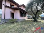 Splendida Villa a Schiera su Tre Piani a Caprino Bergamasco