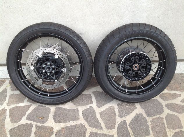 Ruote complete di Cerchio Gomme Dischi Freno per Moto Guzzi V85 Euro5 + Euro5+
