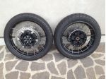Ruote complete di Cerchio Gomme Dischi Freno per Moto Guzzi V85 Euro5 + Euro5+
