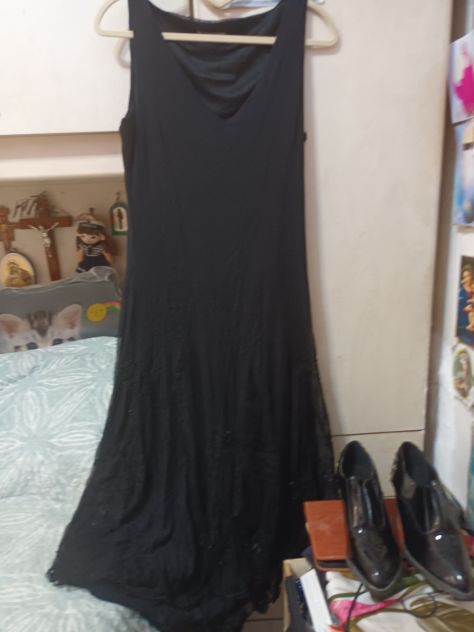 Abito lungo nero e scarpe in pelle lucida nera n. 38