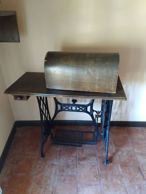 ANTICA MACCHINA DA CUCIRE A PEDALI