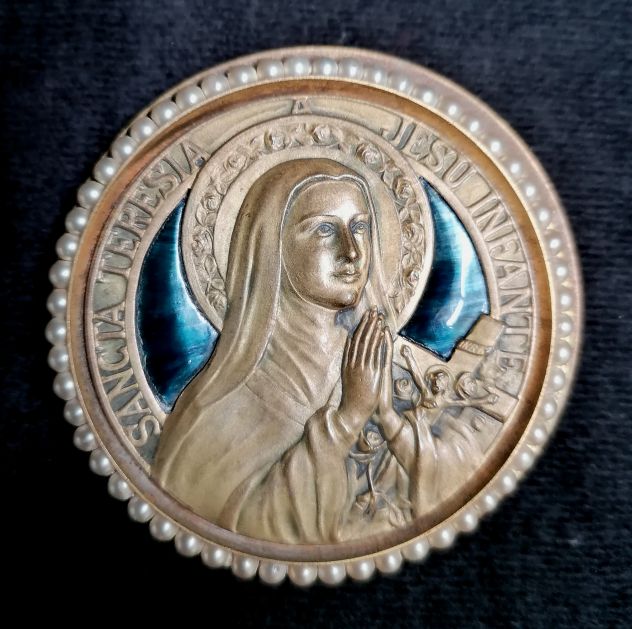 ANTICO MEDAGLIONE DA TAVOLO CON S. TERESA IN METALLO E MICRO-PERLE, 1900.