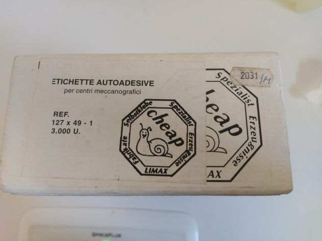 Scatola di etichette adesive