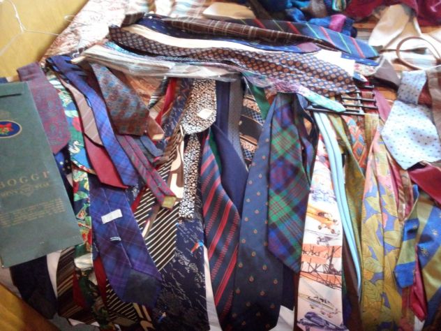 Set di 75 cravatte quasi tutte in seta, vari pochette, foulard uomo e papillon. - Foto 2