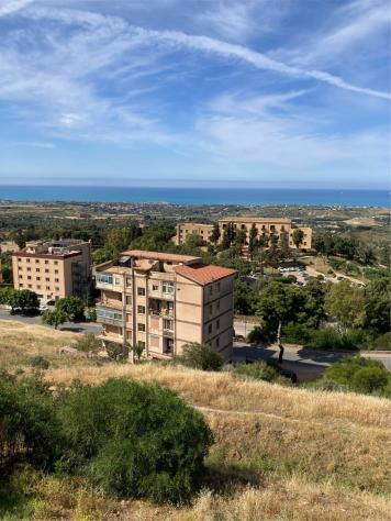 Appartamento di grande respiro,sei vani con vista mare e templi,gli altri vani molto luminosi e soleggiati. Tripla esposizione,posto auto,zona con fac - Foto 2