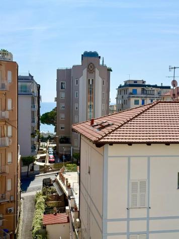 Alassio, alloggio quarto piano con ascensore comodo al mare e ai servizi