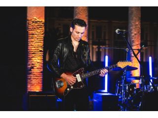 Insegnante di chitarra e canto (imparare a suonare e cantare)