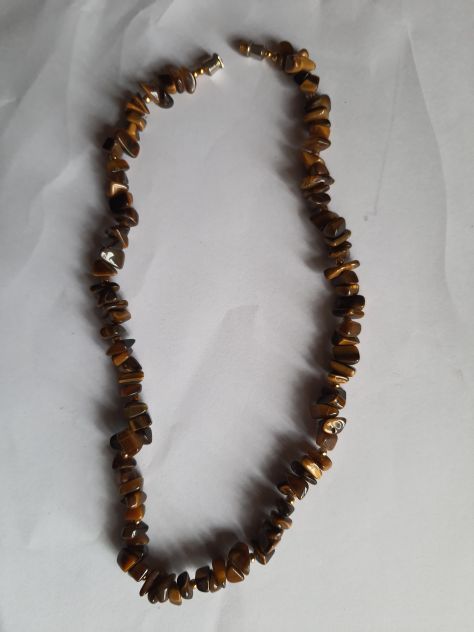 Collana di pietre marrone