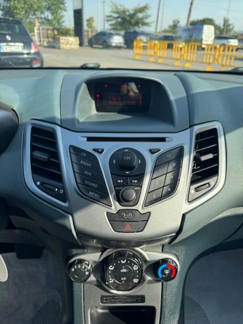 Ford Fiesta 1.4 BENZ 97CV AUTOMATICA 5P 2010 - Foto 8