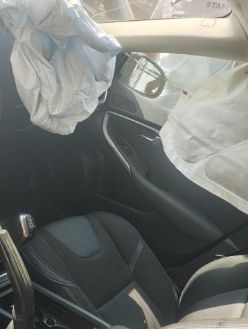 Volvo V40 D2 R-design E6 Manuale NEO 2018 Incidentata come da foto!!!! - Foto 6
