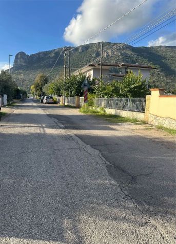 Terreno angolare fronte strada