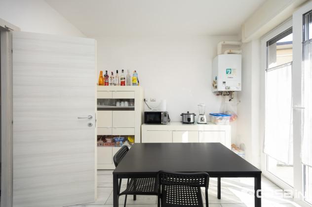 L'appartamento, ristrutturato internamente nel 2018, è composto da un luminoso soggiorno, da una cucina abitabile che si affaccia su un comodo balcone - Foto 12