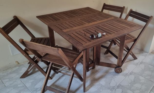 Tavolo in legno giardino