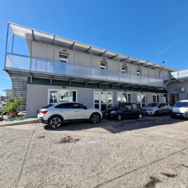 Immobile di 1870 m² con più di 5 locali in vendita a Rho - Foto 2