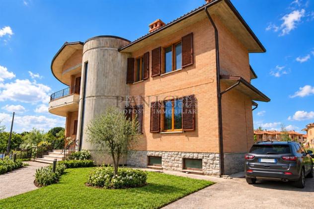Appartamento in villetta bifamiliare con ampie terrazze, giardino privato e locale taverna